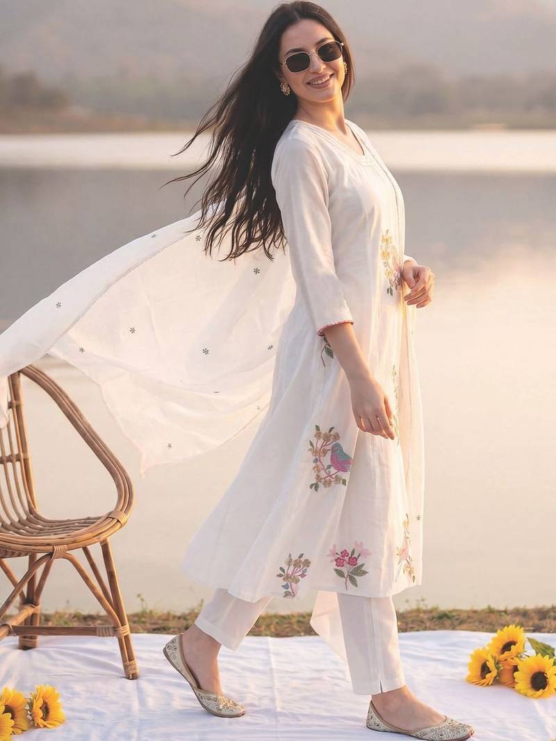 Women Embroidered Regular Thread Work  Cotton Kurta with Trousers & With Dupatta