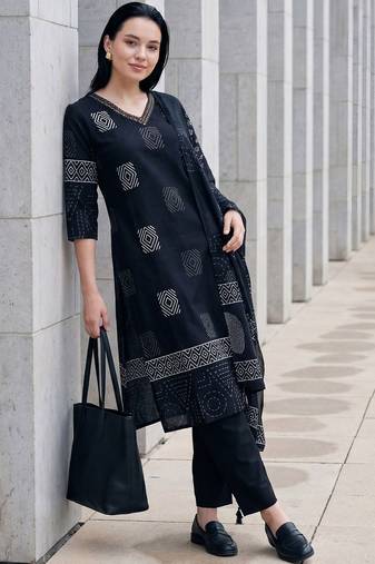 Women Printed Thread Work Cotton Kurta with Trousers & With Dupatta