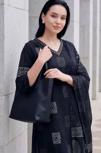 Women Printed Regular Thread Work  Cotton Kurta with Trousers & With Dupatta