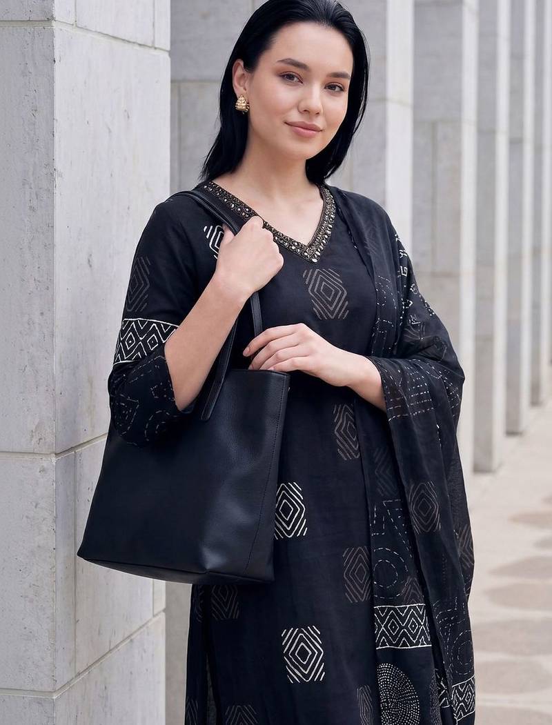 Women Printed Regular Thread Work  Cotton Kurta with Trousers & With Dupatta