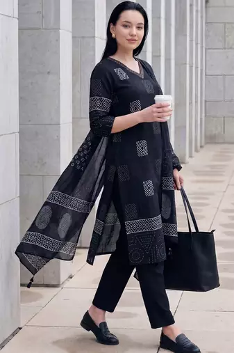Women Printed Regular Thread Work  Cotton Kurta with Trousers & With Dupatta