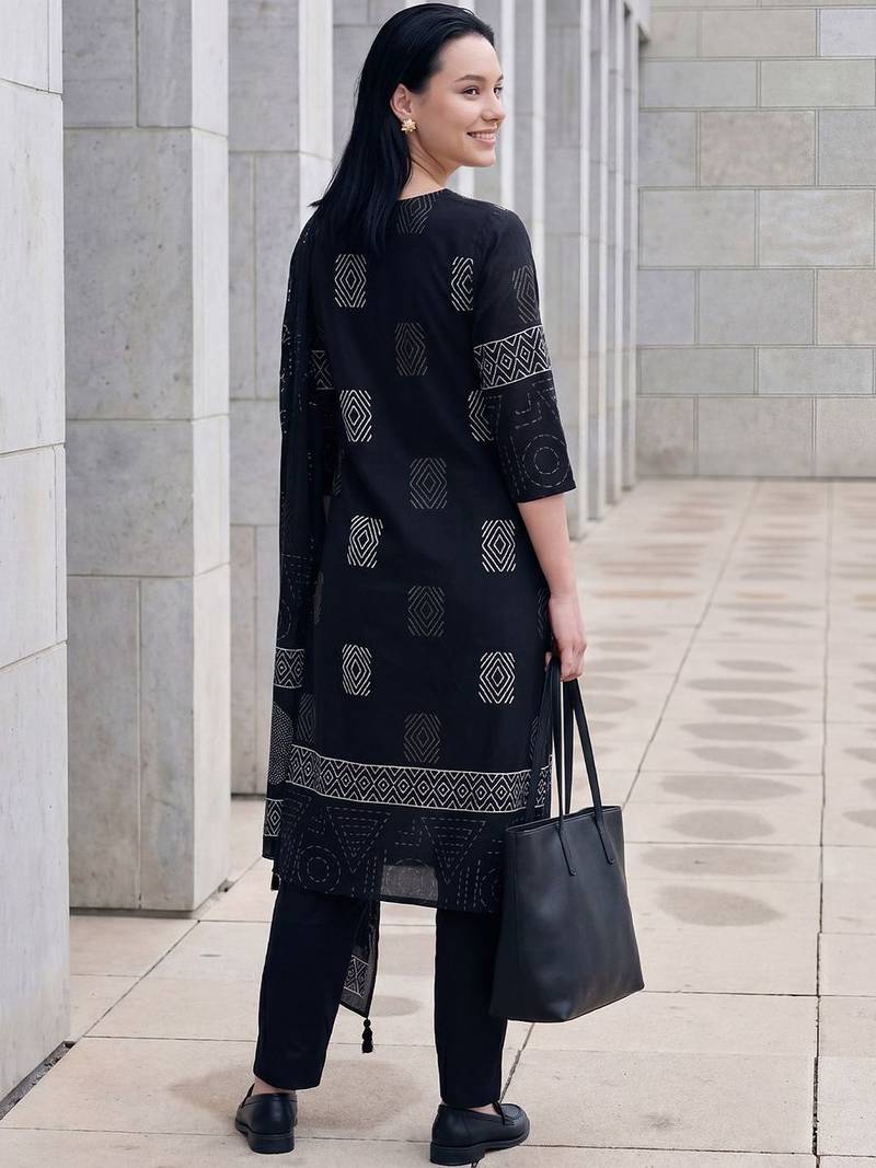Women Printed Regular Thread Work  Cotton Kurta with Trousers & With Dupatta