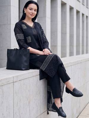 Women Printed Regular Thread Work  Cotton Kurta with Trousers & With Dupatta 5