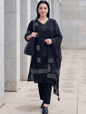 Women Printed Regular Thread Work  Cotton Kurta with Trousers & With Dupatta 6