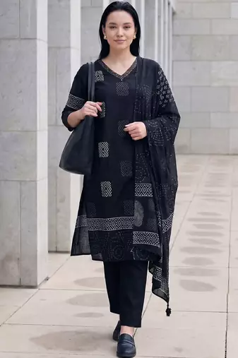 Women Printed Regular Thread Work  Cotton Kurta with Trousers & With Dupatta