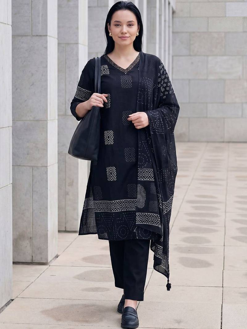 Women Printed Regular Thread Work  Cotton Kurta with Trousers & With Dupatta