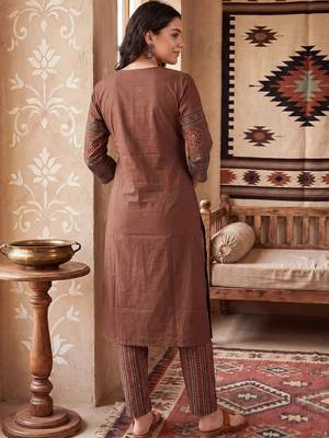 Women Ethnic Motifs Printed Regular  Cotton Kurta with Trousers 4
