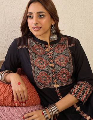 Ethnic Motifs Printed Mandarin Collar A Line  Cotton Kurta With Trousers 3