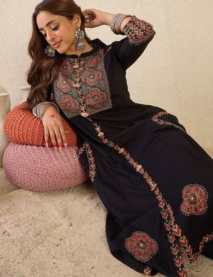 Ethnic Motifs Printed Mandarin Collar A Line  Cotton Kurta With Trousers 7