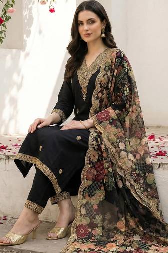 Women Floral Embroidered Thread Work Kurta with Trousers & With Dupatta