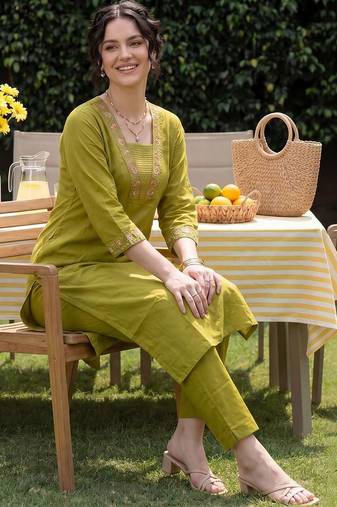 Women Ethnic Motifs Embroidered Thread Work Cotton Kurta Trousers