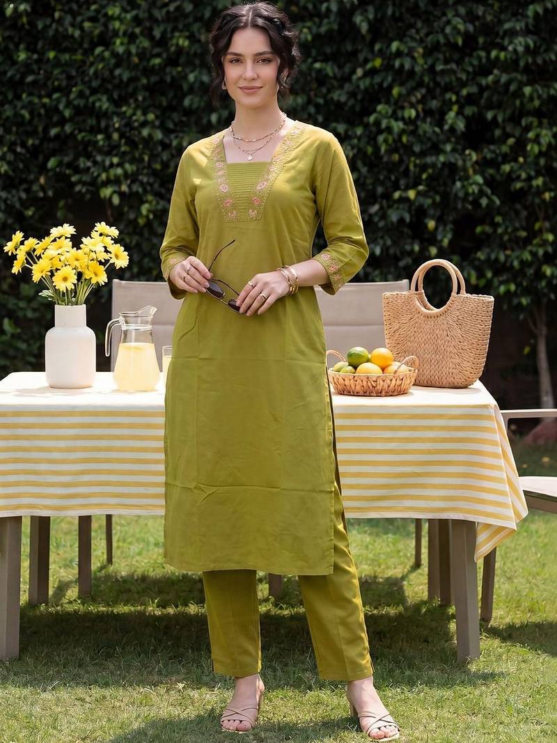 Women Ethnic Motifs Embroidered Regular Thread Work Cotton Kurta Trousers