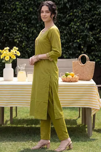 Women Ethnic Motifs Embroidered Regular Thread Work Cotton Kurta Trousers