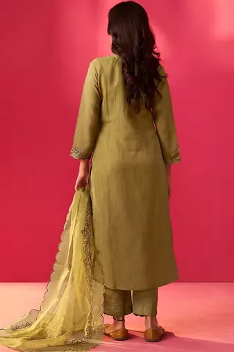 Women Floral Embroidered Kurta with Trousers & Dupatta
