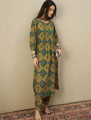 Women Ethnic Motifs Printed Pleated  Cotton Kurta with Trousers 1