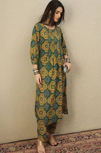 Women Ethnic Motifs Printed Pleated Cotton Kurta with Trousers