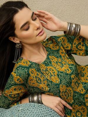 Women Ethnic Motifs Printed Pleated  Cotton Kurta with Trousers 2