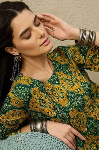 Women Ethnic Motifs Printed Pleated  Cotton Kurta with Trousers