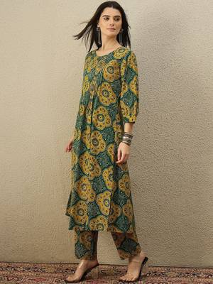 Women Ethnic Motifs Printed Pleated  Cotton Kurta with Trousers 3