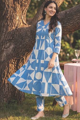 Women Printed Cotton Kurta with Trousers