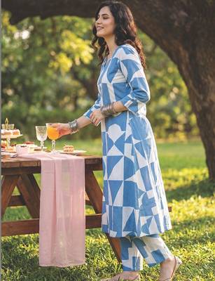 Women Printed Regular  Cotton Kurta with Trousers 3