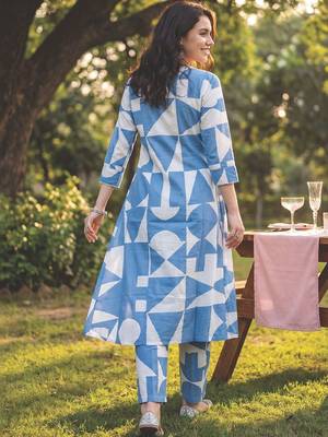 Women Printed Regular  Cotton Kurta with Trousers 4