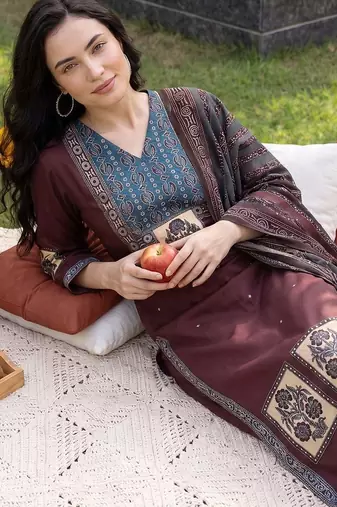Women Ethnic Motifs Printed Regular Kurta with Trousers & With Dupatta