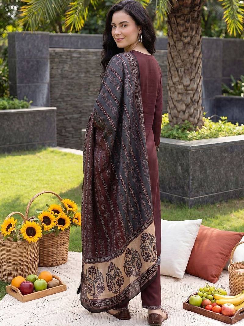 Women Ethnic Motifs Printed Regular Kurta with Trousers & With Dupatta