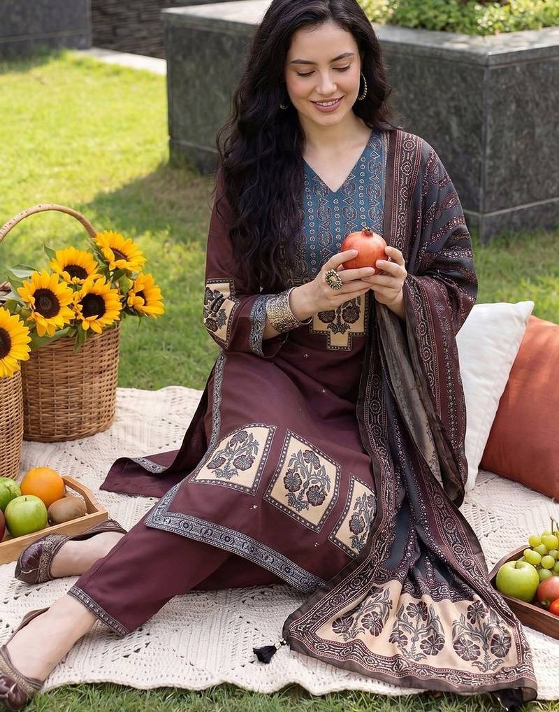 Women Ethnic Motifs Printed Regular Kurta with Trousers & With Dupatta