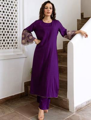 Women Floral Embroidered Regular Kurta with Trousers 1