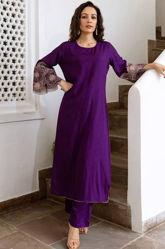 Women Floral Embroidered Kurta with Trousers