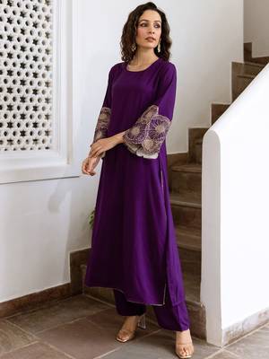 Women Floral Embroidered Regular Kurta with Trousers 3