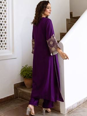 Women Floral Embroidered Regular Kurta with Trousers 4