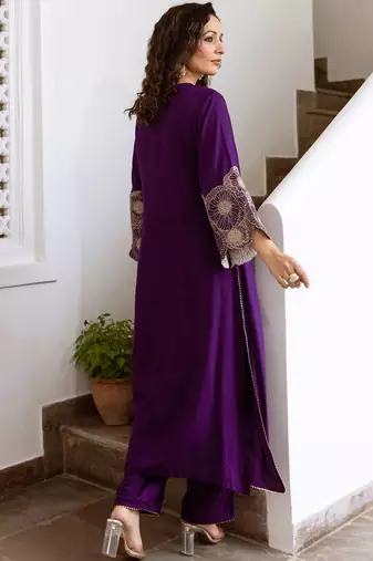 Women Floral Embroidered Regular Kurta with Trousers