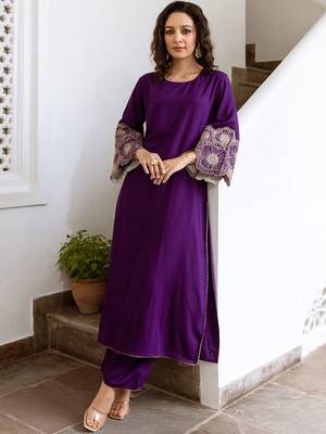 Women Floral Embroidered Regular Kurta with Trousers 5