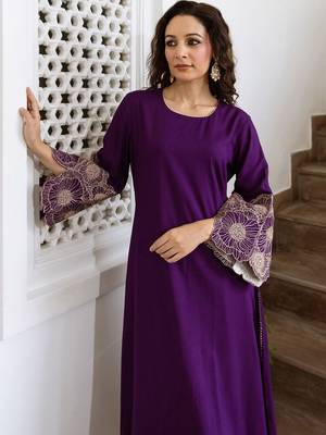 Women Floral Embroidered Regular Kurta with Trousers 6