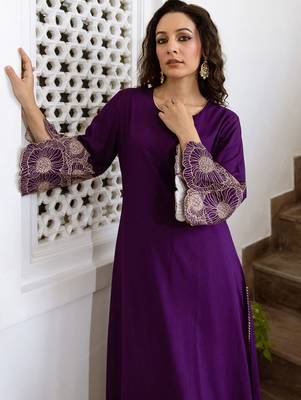 Women Floral Embroidered Regular Kurta with Trousers 7