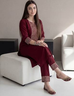 Women Ethnic Motifs Embroidered Regular Thread Work Kurta with Trousers 1