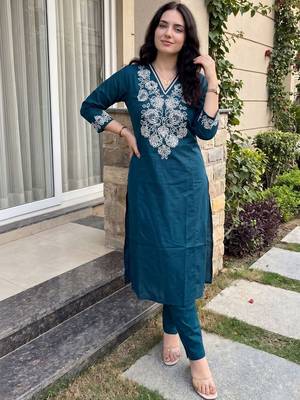 Women Ethnic Motifs Embroidered Regular Thread Work  Cotton Kurta with Trousers 6