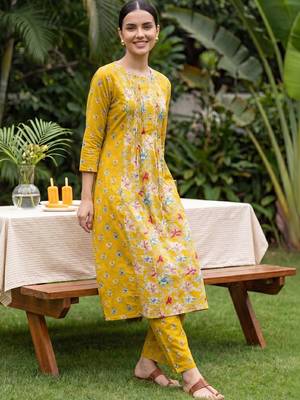 Women Floral Printed Pleated  Cotton Kurta with Trousers 1