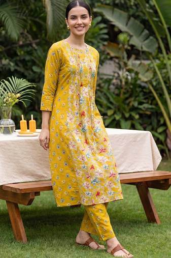Women Floral Printed Pleated  Cotton Kurta with Trousers