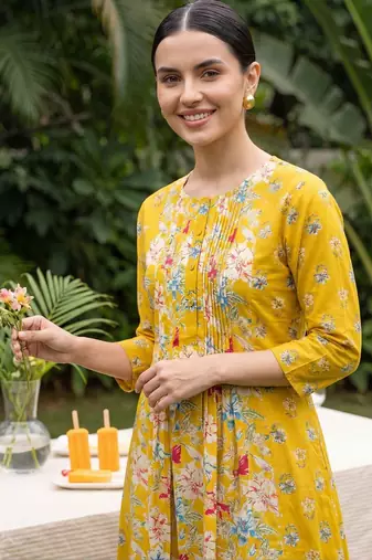 Women Floral Printed Pleated  Cotton Kurta with Trousers