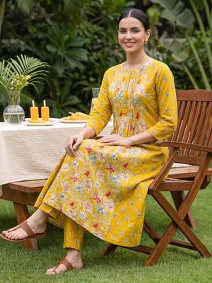 Women Floral Printed Pleated  Cotton Kurta with Trousers 5