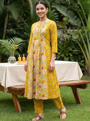 Women Floral Printed Pleated  Cotton Kurta with Trousers 6