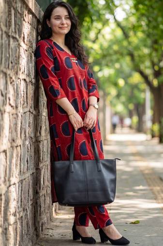 Women Printed Regular Kurta with Trousers
