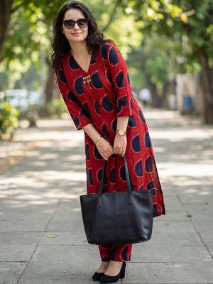 Women Printed Regular Kurta with Trousers 4