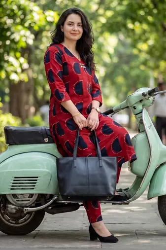 Women Printed Regular Kurta with Trousers