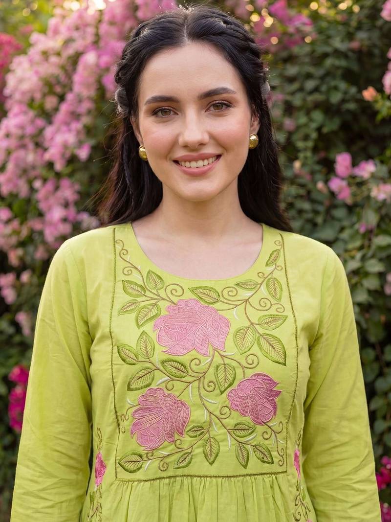 Women Floral Embroidered Empire Thread Work  Cotton Kurta with Trousers & With Dupatta