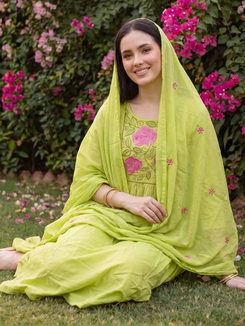Women Floral Embroidered Empire Thread Work  Cotton Kurta with Trousers & With Dupatta
