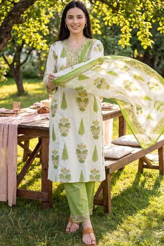 Women Floral Printed Regular  Cotton Kurta with Trousers & With Dupatta